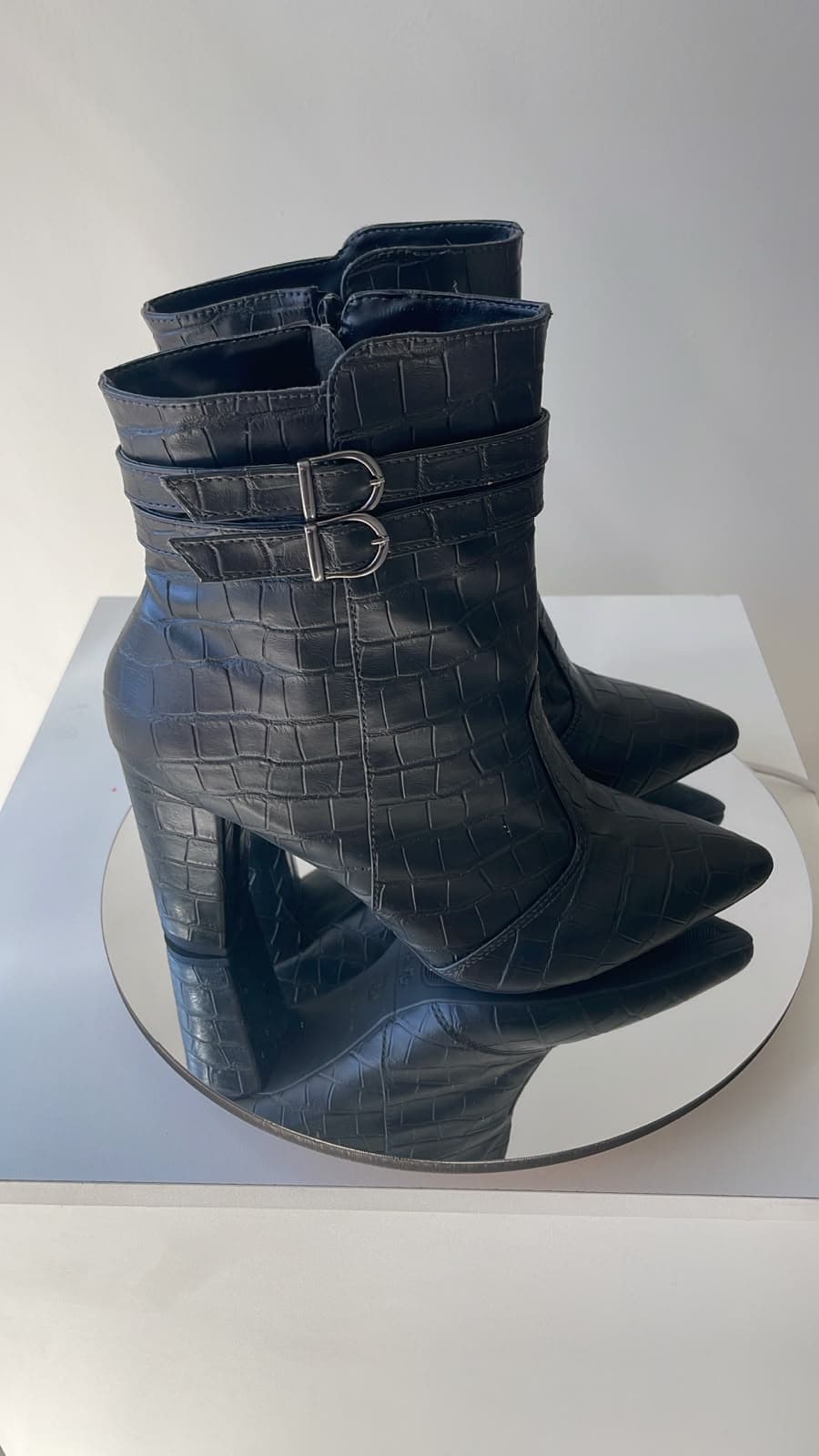 Bota Cano Curto Preta Textura Croco