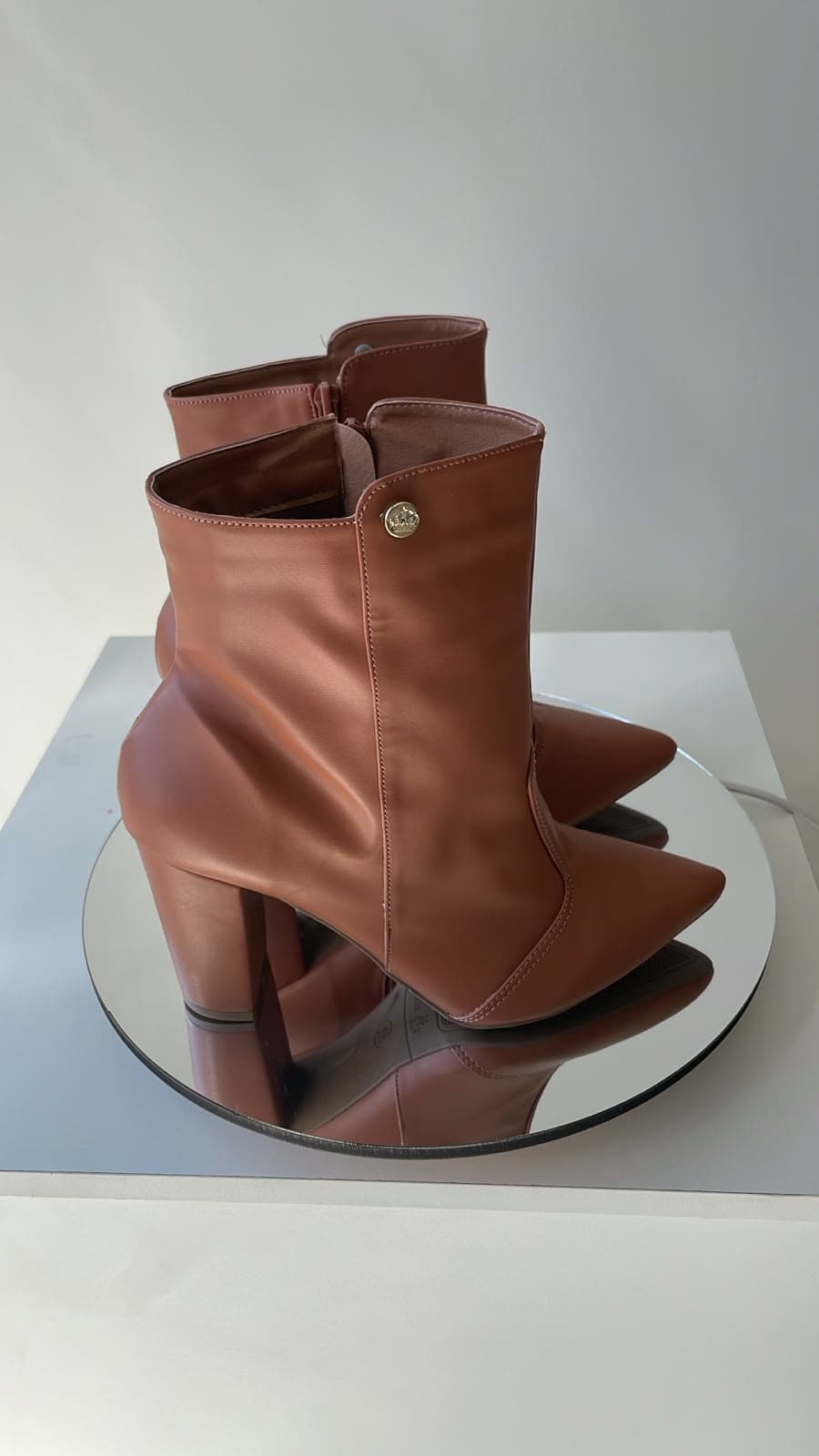 Bota Cano Médio Terracota Bico Fino