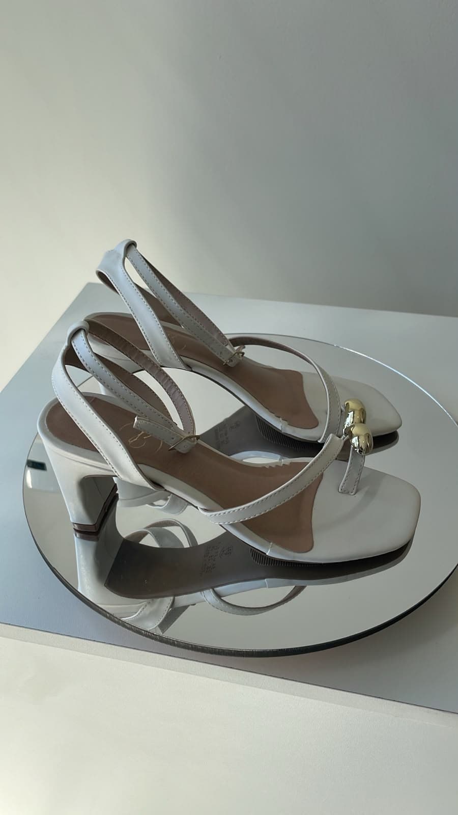 Sandália Off-White Salto Bloco Bico Quadrado