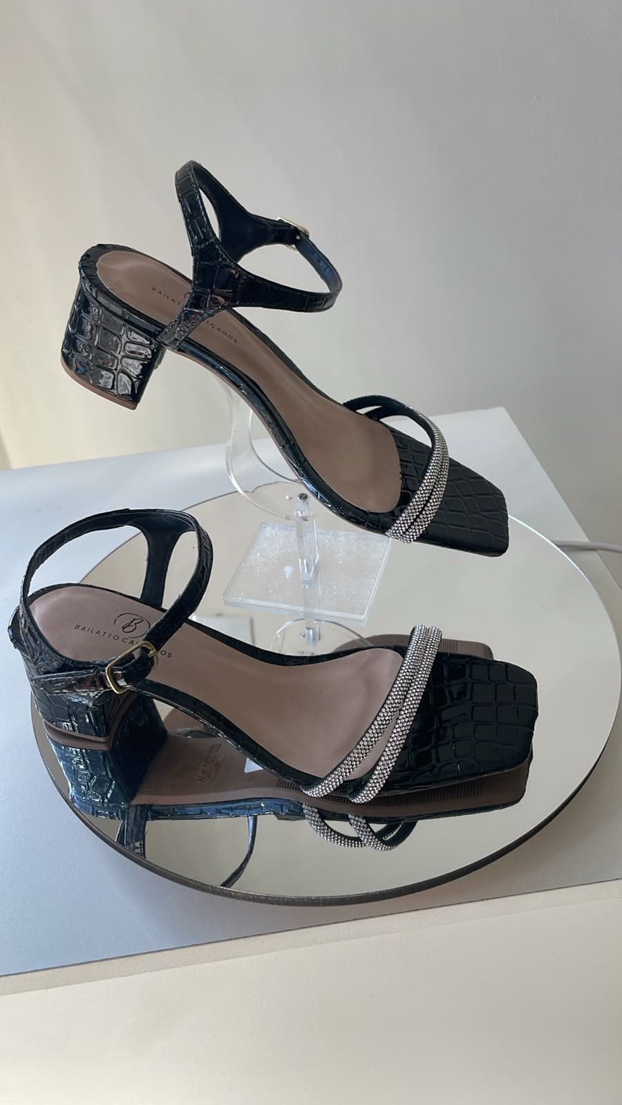 Sandália Preta Croco com Tira de Strass