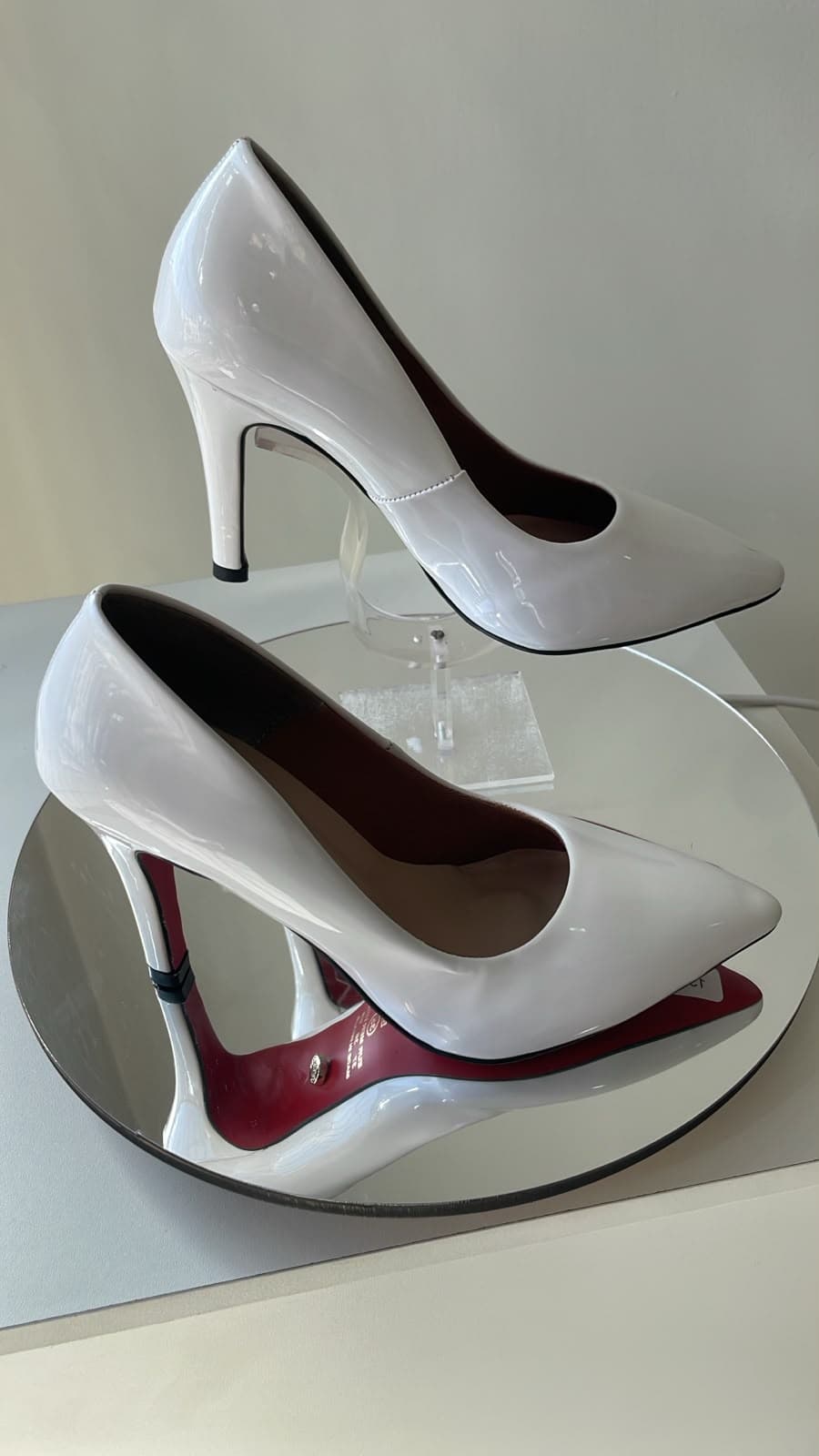 Scarpin Branco Verniz com Sola Vermelha