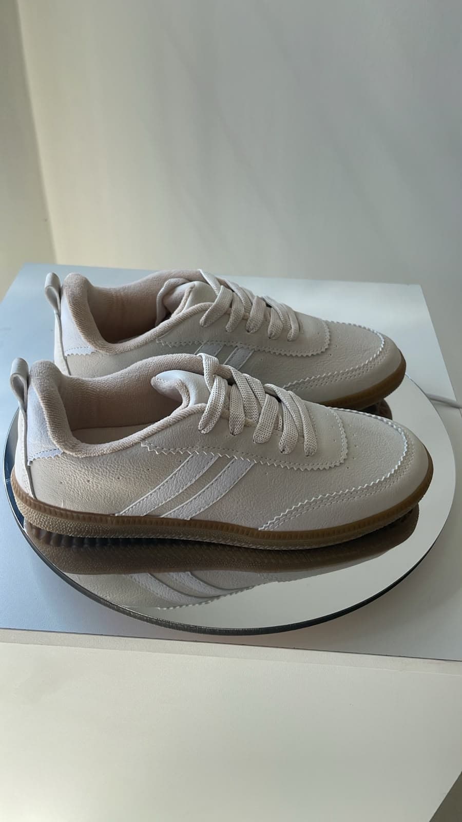 Tênis Retrô Off-White com Solado Caramelo